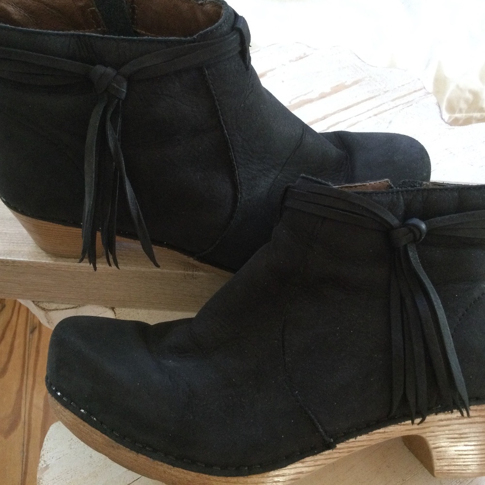 Dansko Markie Black Milled Nubuck Bootie with Side Tassel SIze 39/8.5.  EUC